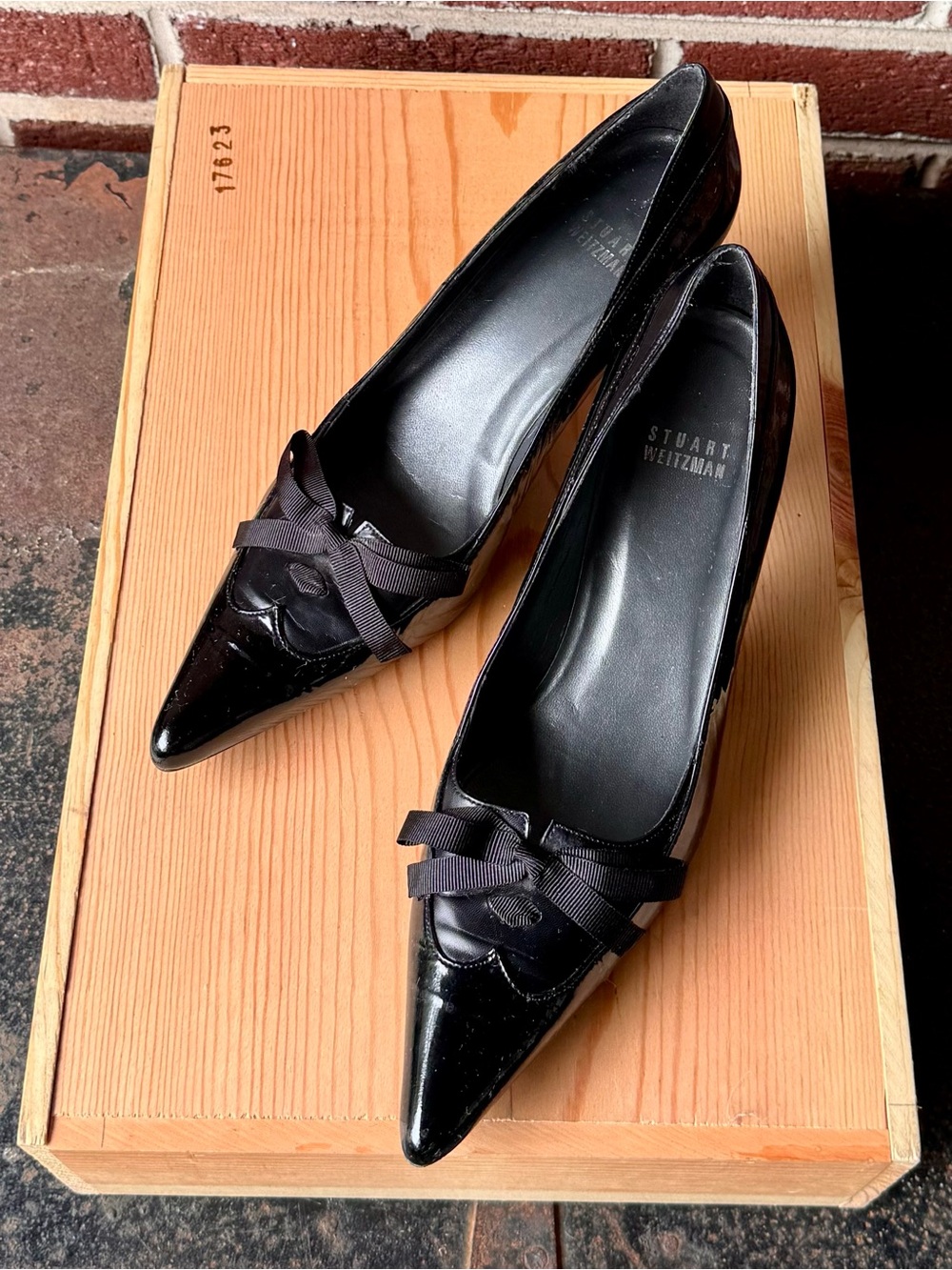 Stuart Weitzman MADE IN ITALY 🇮🇹 Black Patent Pointed-Toe Bow Flats - Picture 9 of 9